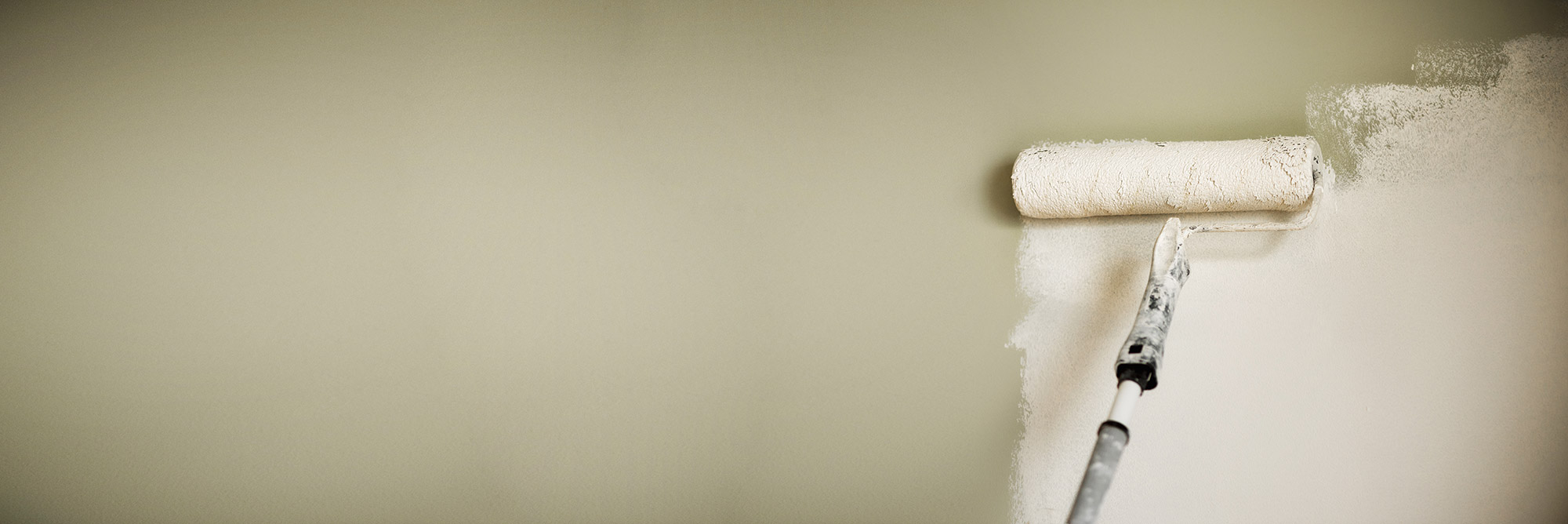 hand-painting-wall-with-paint-roller-pastel-color-2021-08-26-20-11-46-utcWeb