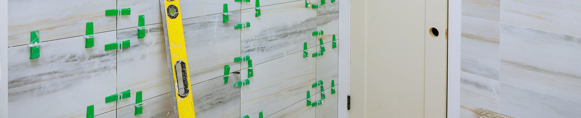 laying-tiles-in-the-bathroom-construction-floor-an-2022-11-12-10-41-44-utcWeb